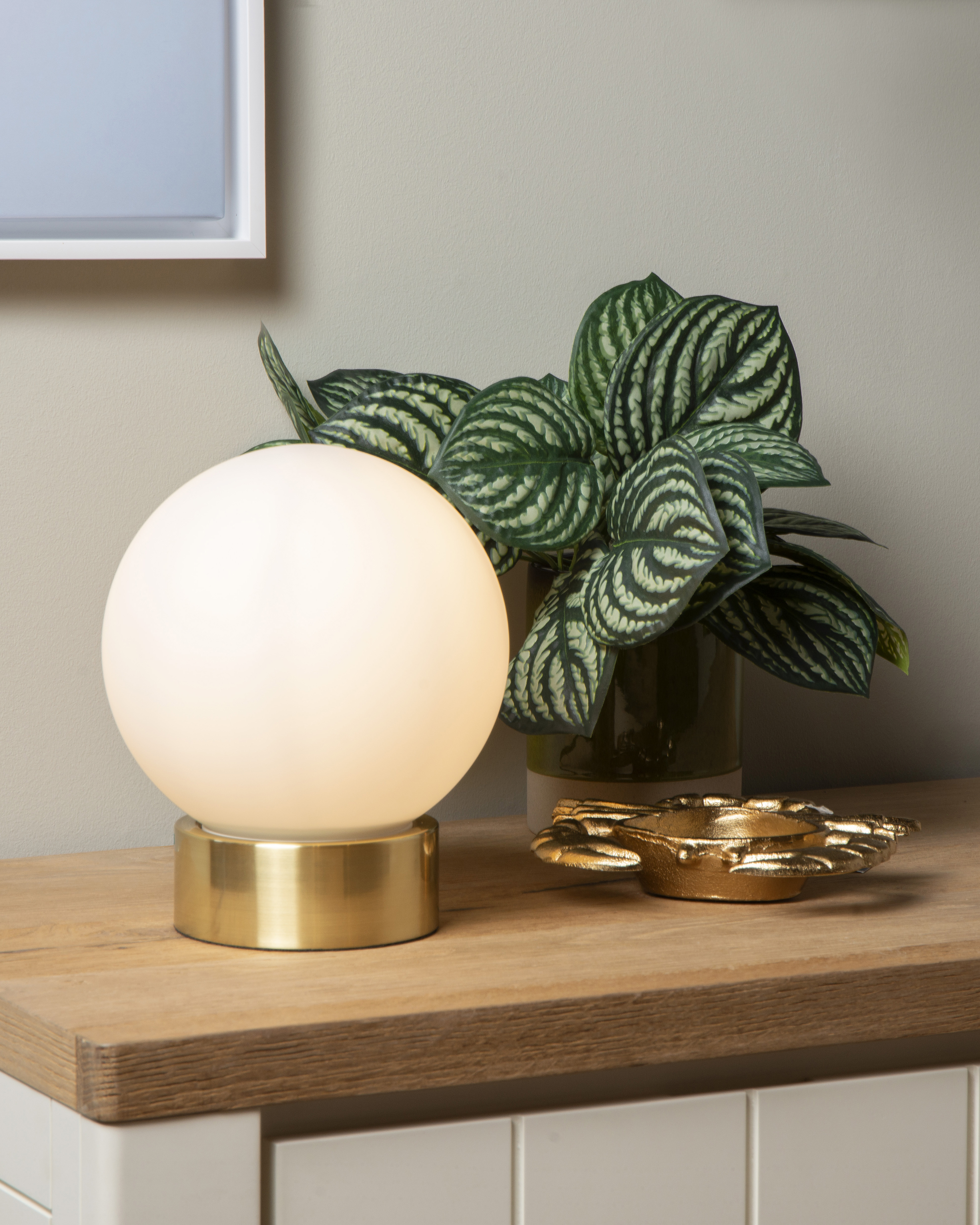 Frosted globe deals table lamp